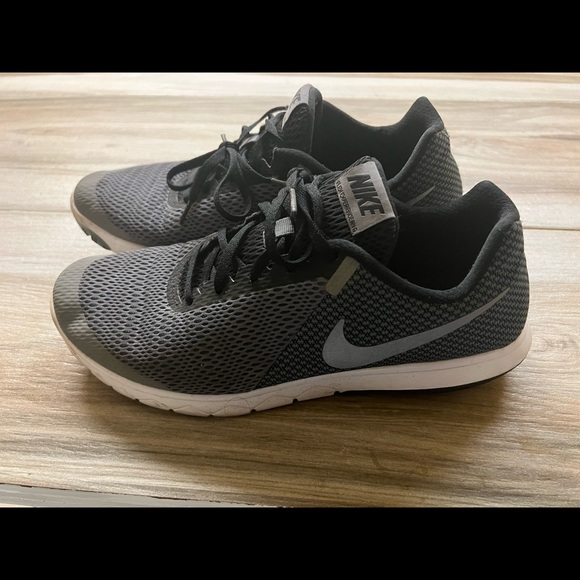 Nike - Picture 3 of 4